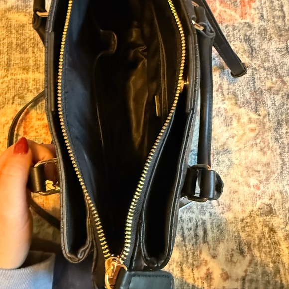 NWT GUESS Black Logo Embossed Shoulder Bag - Picture 5 of 6